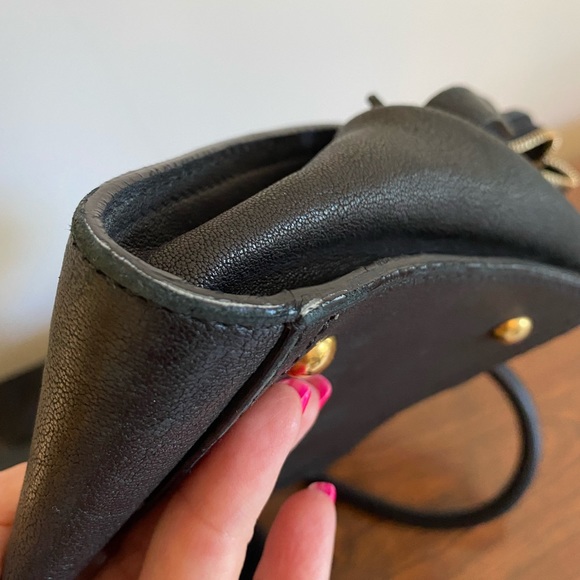 Yves Saint Laurent - Picture 3 of 8